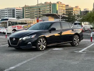 2022 Nissan Altima في Dubai سيارة مستعملة