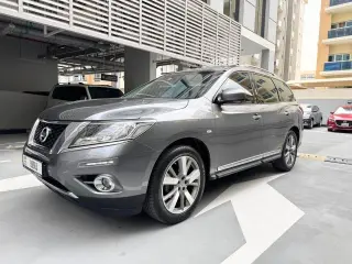 2017 Nissan Pathfinder في Dubai سيارة مستعملة