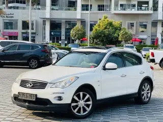 2015 Infiniti QX50 في Dubai سيارة مستعملة