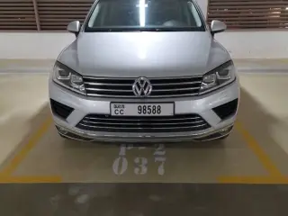2016 Volkswagen Touareg في Dubai سيارة مستعملة