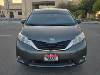2013 Toyota Sienna في Al Ain سيارة مستعملة