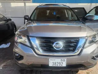 2017 Nissan Pathfinder في Dubai سيارة مستعملة