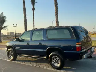 2001 GMC Suburban في Abu Dhabi سيارة مستعملة