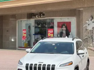 2017 Jeep Cherokee في Dubai سيارة مستعملة