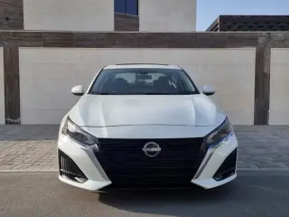 2023 Nissan Altima في Dubai سيارة مستعملة