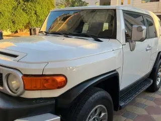 2012 Toyota FJ Cruiser في Dubai سيارة مستعملة