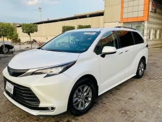 2022 Toyota Sienna في Abu Dhabi سيارة مستعملة
