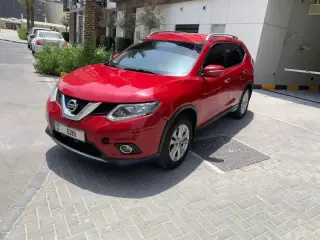 2015 Nissan XTrail في Dubai سيارة مستعملة