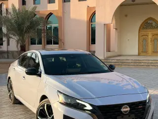 2023 Nissan Altima في Dubai سيارة مستعملة