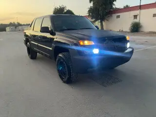 2002 Chevrolet Avalanche في Al Ain سيارة مستعملة