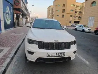 2016 Jeep Grand Cherokee في Dubai سيارة مستعملة