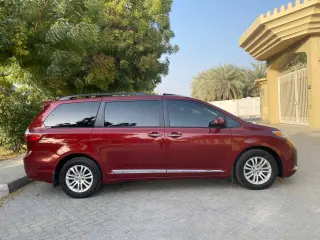 2016 Toyota Sienna في Dubai سيارة مستعملة