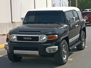 2013 Toyota FJ Cruiser في Dubai سيارة مستعملة