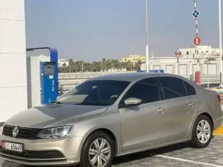 2016 Volkswagen Jetta في Abu Dhabi سيارة مستعملة