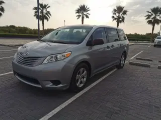 2013 Toyota Sienna في Ras Al Khaimah سيارة مستعملة