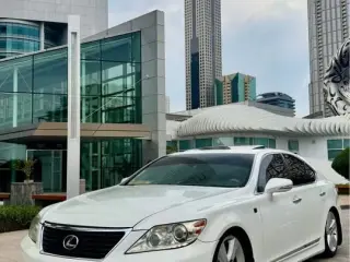 2010 Lexus LS 460 في Dubai سيارة مستعملة