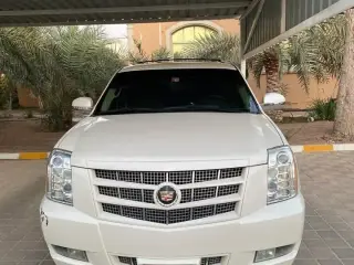 2013 Cadillac Escalade في Al Ain سيارة مستعملة