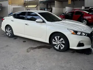2019 Nissan Altima في Dubai سيارة مستعملة