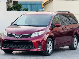 2017 Toyota Sienna in Sharjah used car