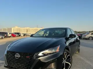 2025 Nissan Altima في Dubai سيارة مستعملة
