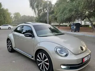 2016 Volkswagen Beetle في Abu Dhabi سيارة مستعملة