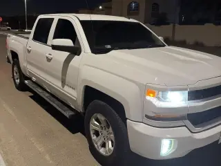 2016 Chevrolet Silverado في Abu Dhabi سيارة مستعملة