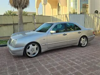 1996 Mercedes-Benz E-Class في Abu Dhabi سيارة مستعملة