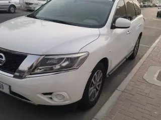 2015 Nissan Pathfinder في Dubai سيارة مستعملة