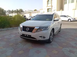 2015 Nissan Pathfinder في Abu Dhabi سيارة مستعملة