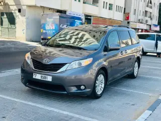 2013 Toyota Sienna في Sharjah سيارة مستعملة