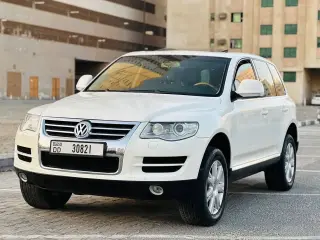 2010 Volkswagen Touareg في Sharjah سيارة مستعملة
