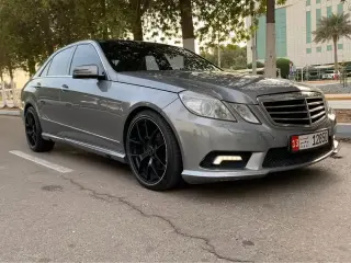 2010 Mercedes-Benz E-Class في Abu Dhabi سيارة مستعملة