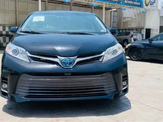 2015 Toyota Sienna في Sharjah سيارة مستعملة