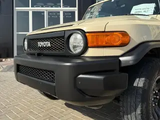 2010 Toyota FJ Cruiser في Dubai سيارة مستعملة