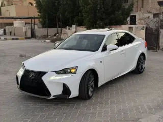 2017 Lexus IS 200 في Sharjah سيارة مستعملة