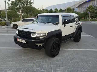 2010 Toyota FJ Cruiser في Abu Dhabi سيارة مستعملة