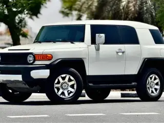 2022 Toyota FJ Cruiser في Dubai سيارة مستعملة