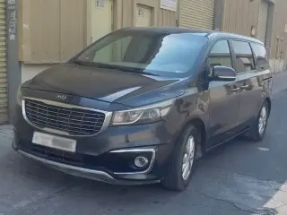 2017 Kia Sedona في Sharjah سيارة مستعملة