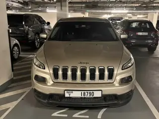 2014 Jeep Cherokee في Dubai سيارة مستعملة