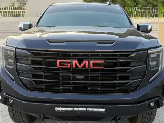 2023 GMC Sierra في Abu Dhabi سيارة مستعملة