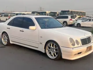 1996 Mercedes-Benz E-Class في Al Ain سيارة مستعملة