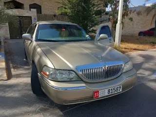 2011 Lincoln Town Car in Abu Dhabi used car