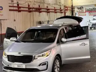2019 Kia Carnival in Dubai used car