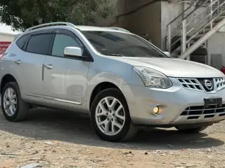 2014 Nissan Rogue في Dubai سيارة مستعملة
