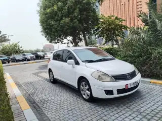 2013 Nissan Tiida في Abu Dhabi سيارة مستعملة