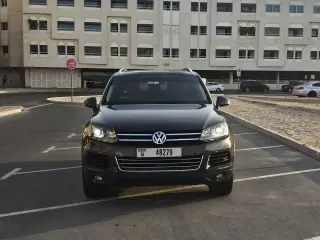 2012 Volkswagen Touareg في Dubai سيارة مستعملة