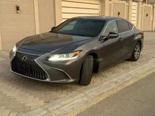 2021 Lexus ES in Sharjah used car