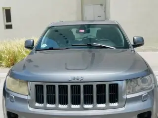 2013 Jeep Grand Cherokee في Dubai سيارة مستعملة