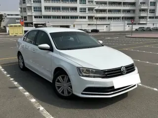 2014 Volkswagen Jetta في Dubai سيارة مستعملة