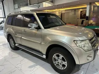 2009 Mitsubishi Pajero في Dubai سيارة مستعملة